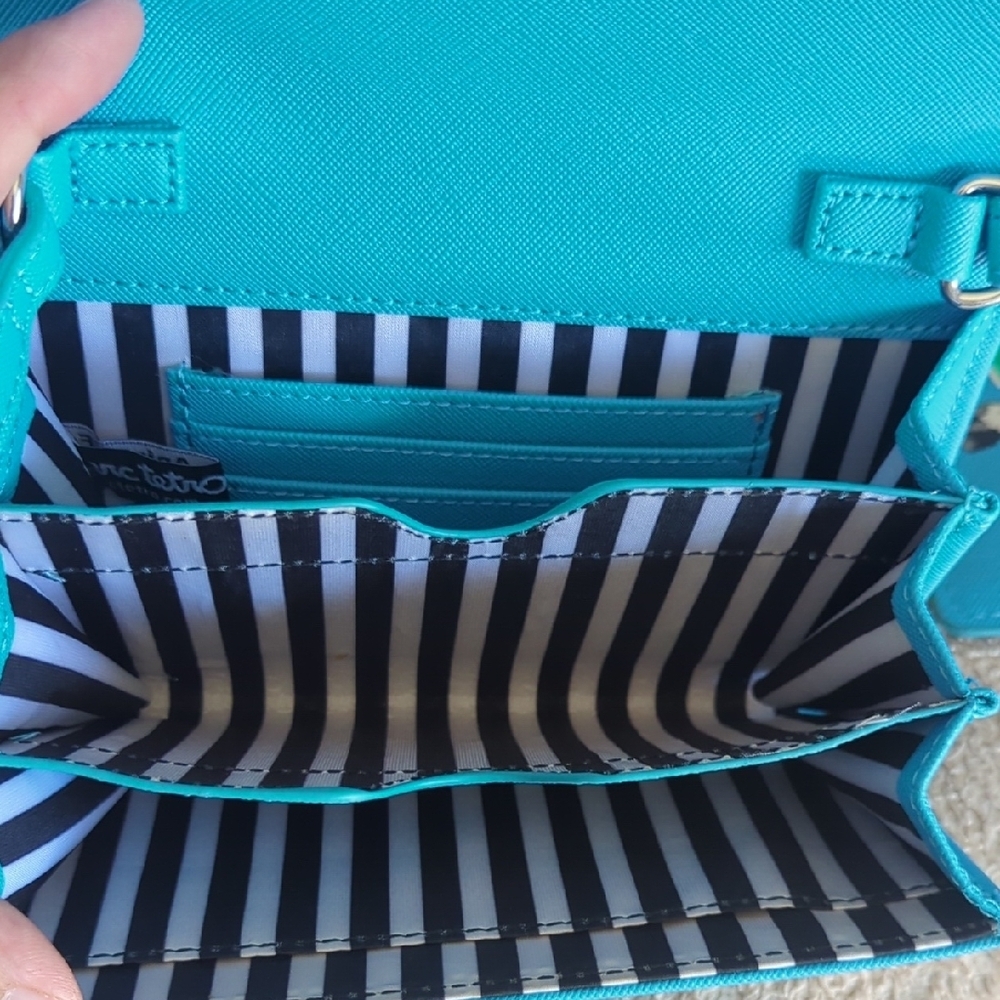 Stylish Blue Crossbody Bag with Dog Design - Picture 8 of 8